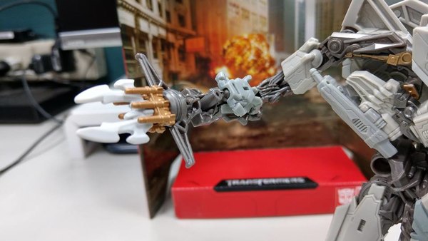 Studio Series Voyager Class Starscream   In Hand Images Of Highly Detailed Articulated Figure  (8 of 28)